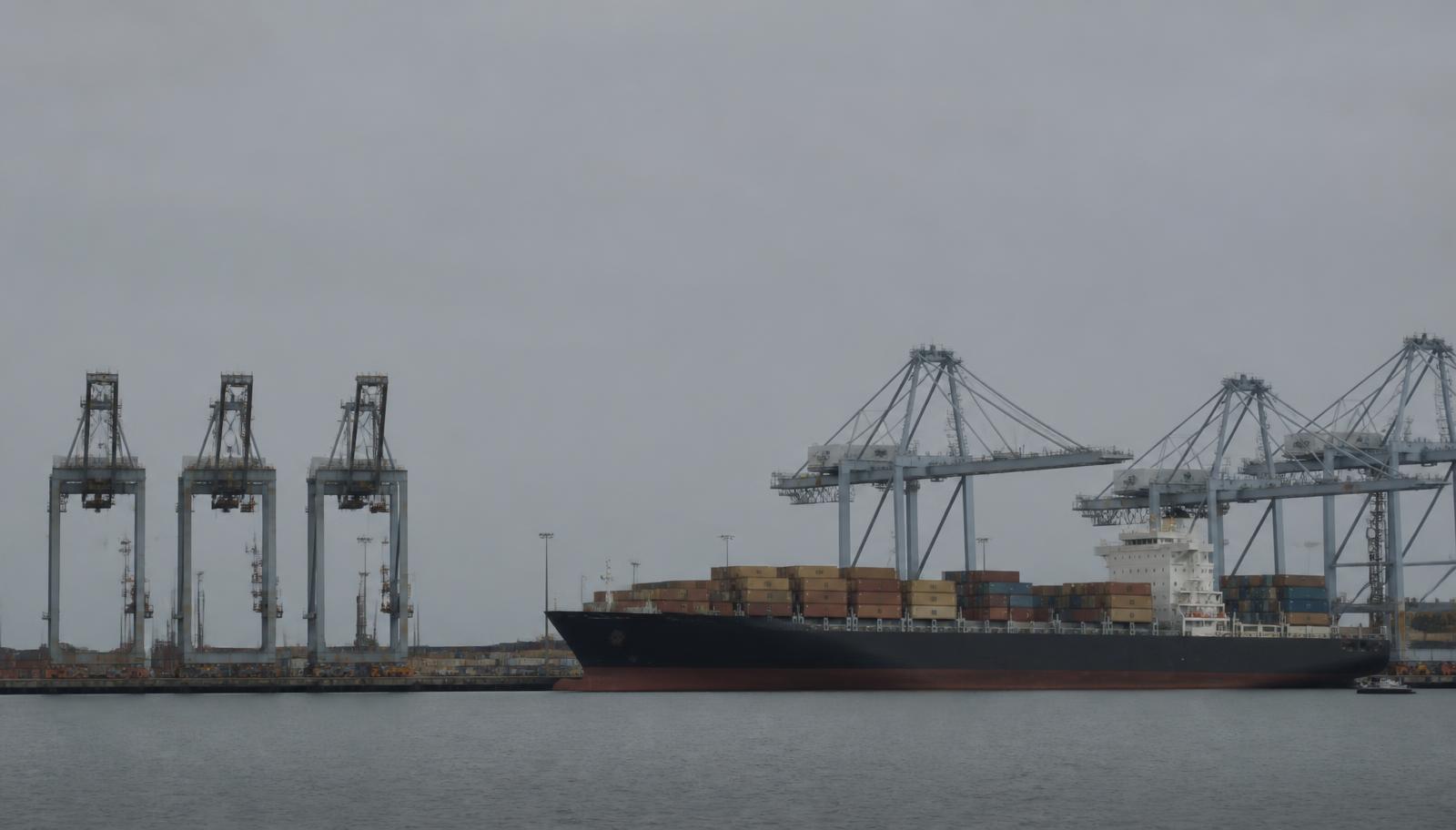 Navio porta-containers atracado em terminal portuário